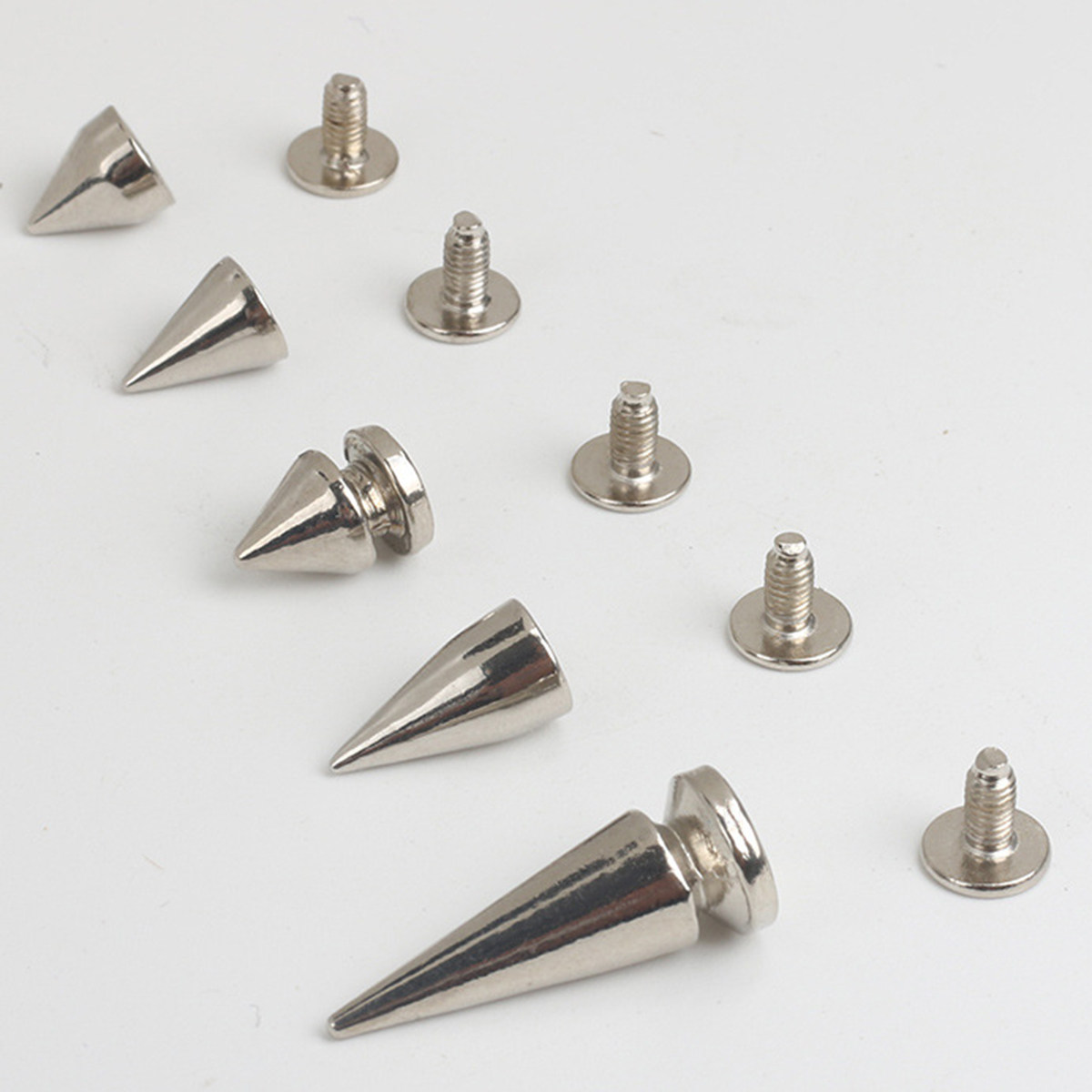 100 Pezzi di Borchie a Cono di - Leatherwork Art recensione e prezzo